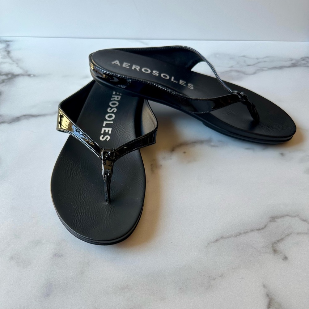 AEROSOLES Glossy Black Thong “Fisher” Sandals